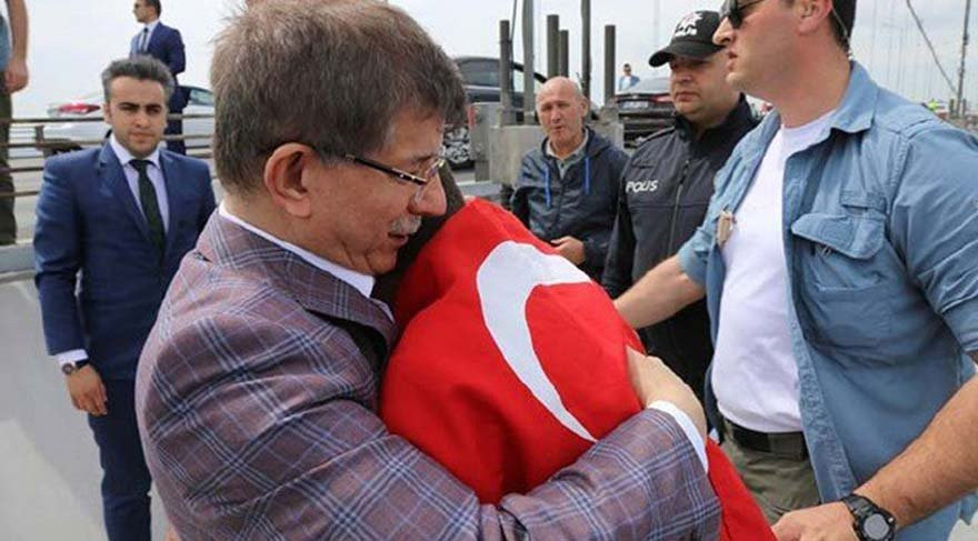 AKP tişörtlü genci intihardan Ahmet Davutoğlu vazgeçirdi - Resim: 4