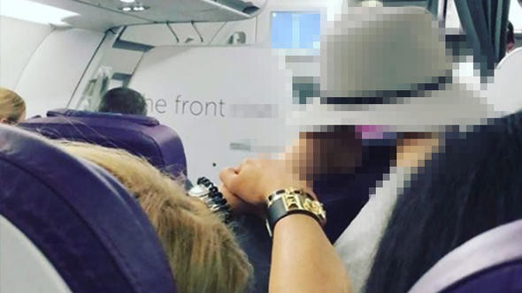Uçakta iğrenç olay! Sosyal medya yıkıldı - Resim: 1