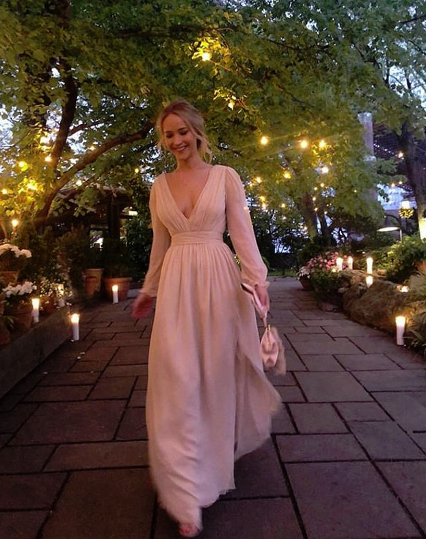 Jennifer Lawrence'tan gecikmeli nişan kutlaması - Resim: 2