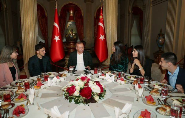Erdoğan'ın Dolmabahçe'deki iftar yemeğinde Mesut Özil sürprizi - Resim: 3