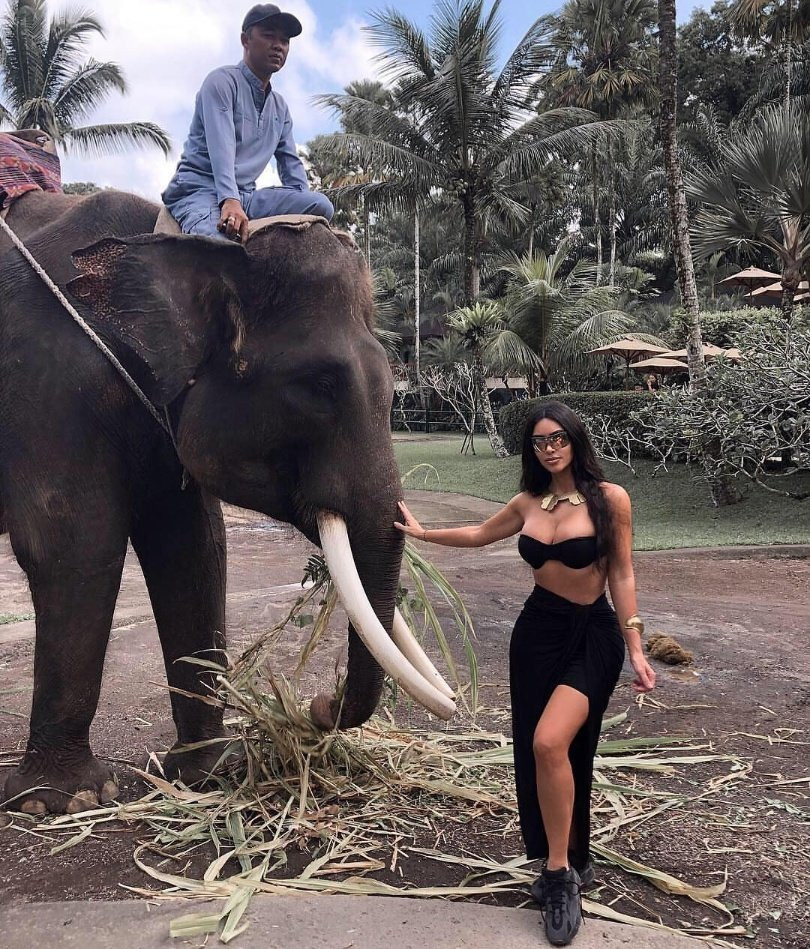 Kim Kardashian’ın yavru fille yaptığı paylaşıma tepki yağdı - Resim: 1