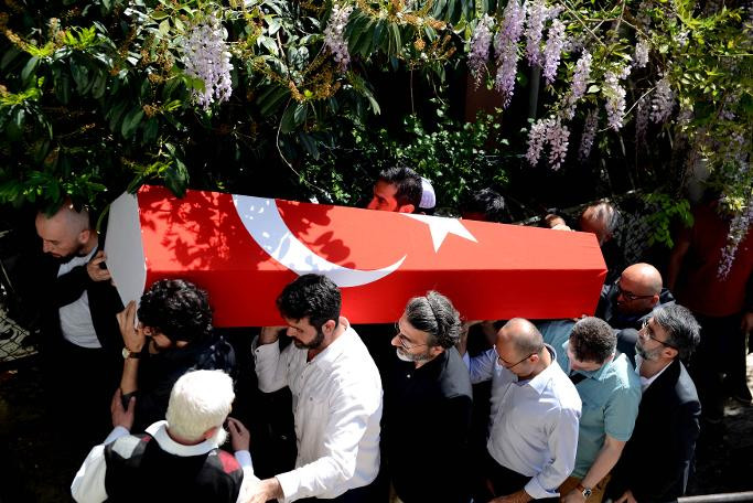 Keşke Yunan galip gelseydi diyen Kadir Mısıroğlu'nun tabutu Türk bayrağına sarıldı - Resim: 2