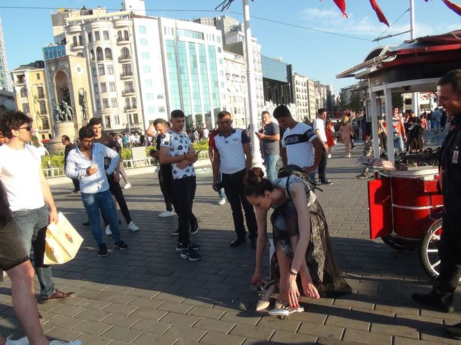 Taksim Meydanı’nda 2,05 metrelik Ukraynalı basketbolcuya yoğun ilgi - Resim: 4