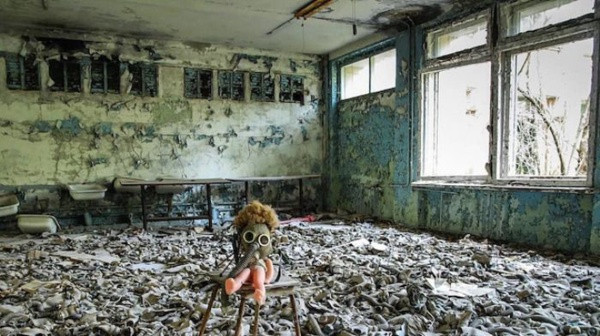 Çernobil'de iç çamaşırlı pozuyla tepki alan model bu kez üstsüz paylaşım yaptı - Resim: 1