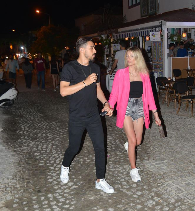 Milli futbolcu İrfan Kahveci kız arkadaşı ile Çeşme'de - Resim: 3