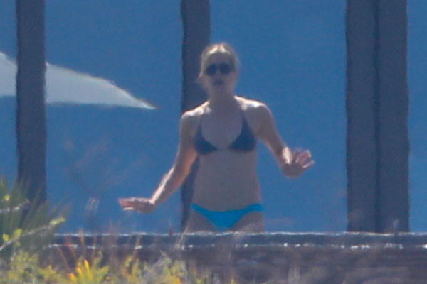 Jennifer Aniston gençlere taş çıkardı - Resim: 2