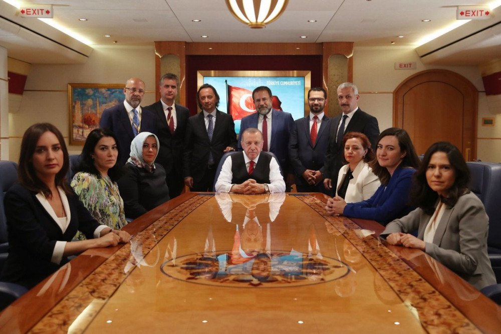 Erdoğan'ın fotoğrafında masadaki yansıması kafaları karıştırdı! - Resim: 2