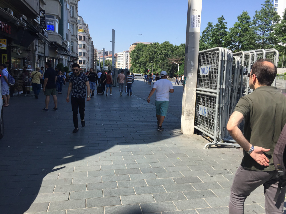 Polisten Taksim Meydanı'na bariyer yığınağı - Resim: 4