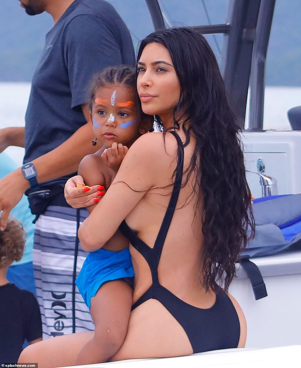 Kim Kardashian tekne tatilinde nefesleri kesti! - Resim: 2