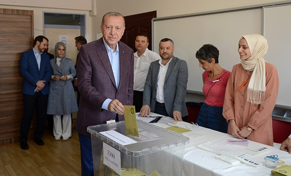 Erdoğan'ın yüzüne bakmayan kadın bakın kim çıktı! - Resim: 1