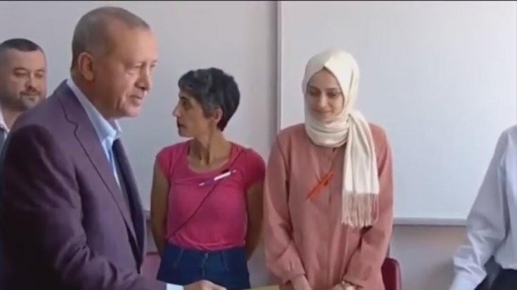 Erdoğan'ın yüzüne bakmayan kadın bakın kim çıktı! - Resim: 3