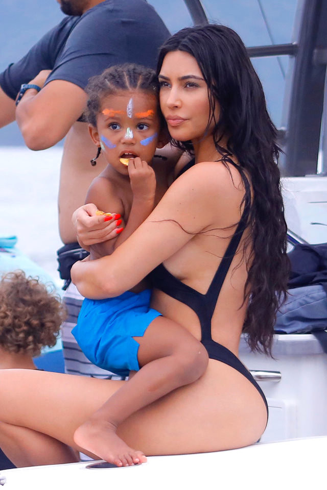 Kim Kardashian, cesur mayokinisiyle ortalığı salladı - Resim: 1