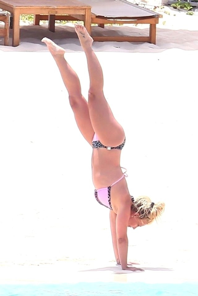 Britney Spears plajda şov yaptı! - Resim: 1