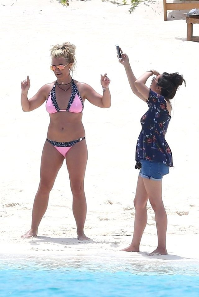 Britney Spears plajda şov yaptı! - Resim: 3