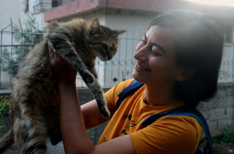 Adana'da sokak kedilerini besleyen hayvansever kadın darp edildi! - Resim: 1