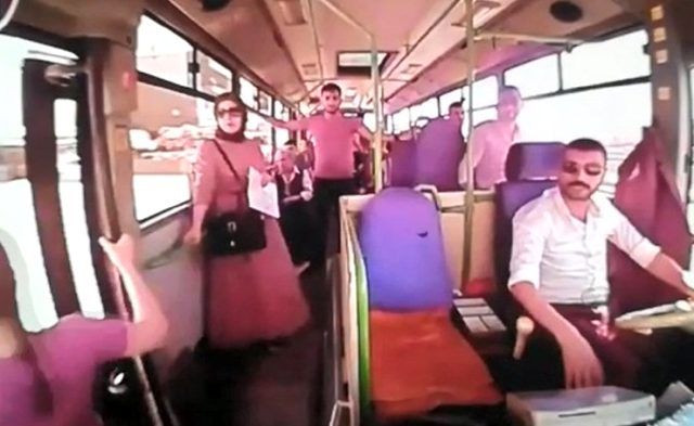 Kocaeli'de otobüsten düşen kızın görüntülerindeki kafa karıştıran detay - Resim: 1