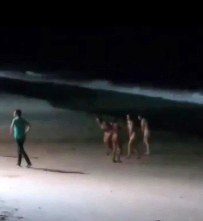 Turizm cenneti adada 5 kadın 1 erkek turist çırılçıplak yakalandı - Resim: 2