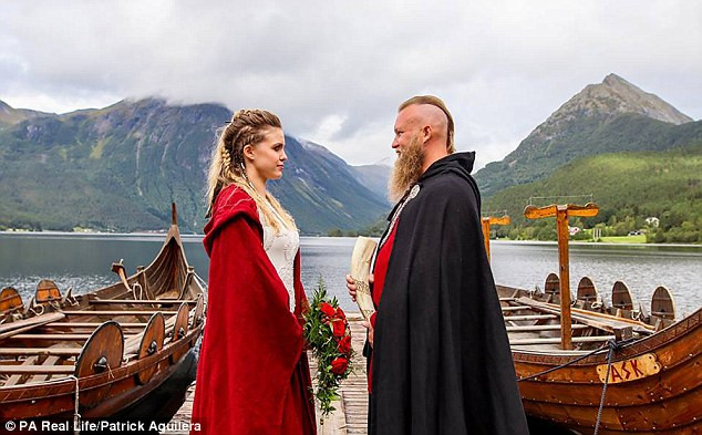 Norveçli çift neredeyse 1000 yıllık geleneksel Viking düğünüyle evlendi! - Resim: 1