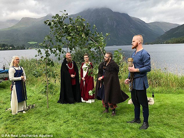 Norveçli çift neredeyse 1000 yıllık geleneksel Viking düğünüyle evlendi! - Resim: 4