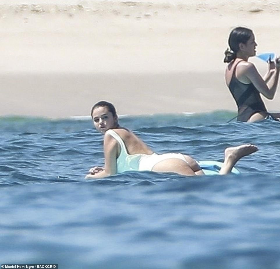 Selena Gomez Meksika tatilinde beyaz mayosuyla dikkat çekti! - Resim: 2
