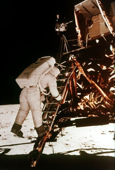 Buzz Aldrin Ay'a ayak basmadı mı - Resim: 2