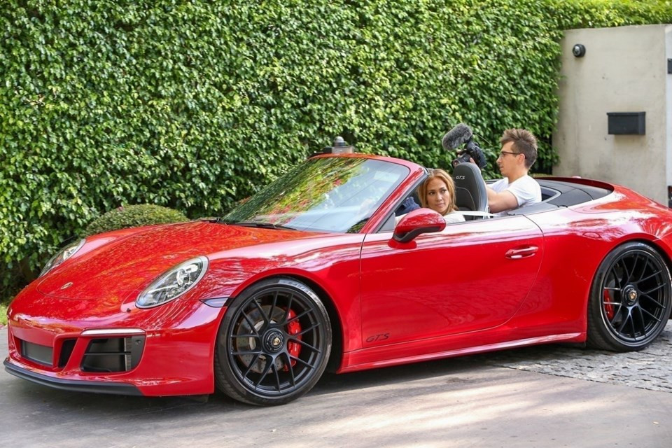 Jennifer Lopez'e sevgilisinden 50. yaş hediyesi: Kırmızı bir Porsche - Resim: 4