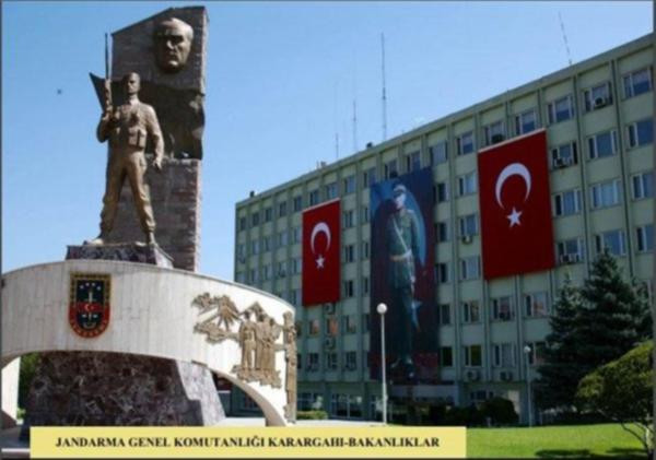 Jandarma, Atatürk ve Türk bayrağını kaldırdı! - Resim: 1