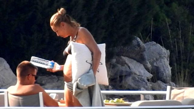 Pınar Altuğ telefonuyla oynayan eşini su şişesiyle uyardı - Resim: 1