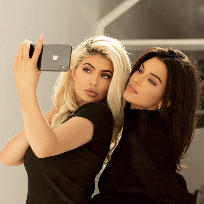 Kendall ve Kylie Jenner kardeşlerden kendi markaları için üstsüz poz! - Resim: 1