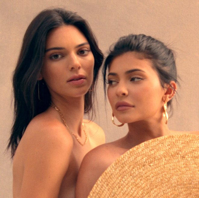 Kendall ve Kylie Jenner kardeşlerden kendi markaları için üstsüz poz! - Resim: 4