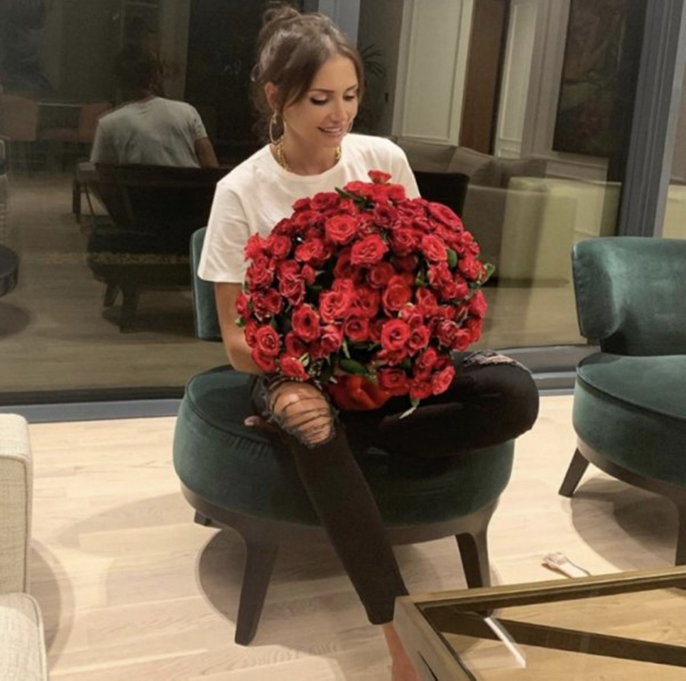 Sadettin Saran, Emina Jahovic'in gönlünü kırmızı güllerle aldı - Resim: 1
