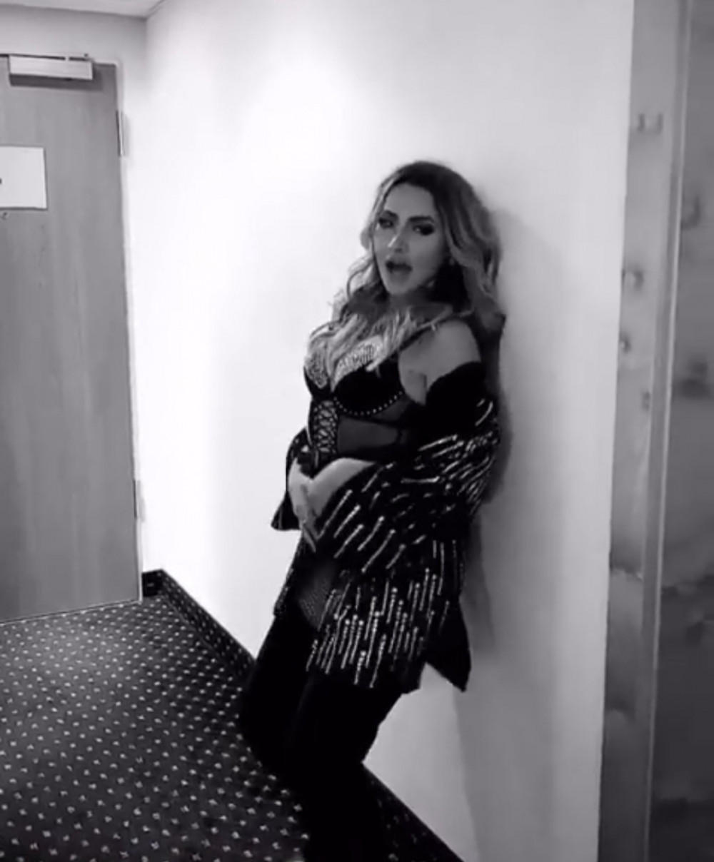 Hadise'nin cesur kıyafetiyle yaptığı seksi dansı nefes kesti! Sosyal medya yıkıldı - Resim: 3