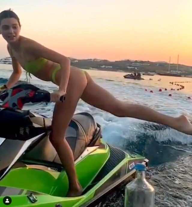 Kendall Jenner jet ski üzerinde nefesleri kesti - Resim: 1