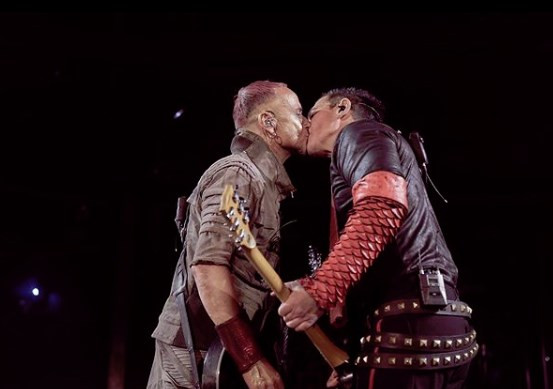 Rammstein üyeleri sahnede öpüşerek homofobi protestosu yaptı - Resim: 2