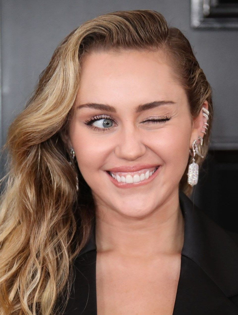 Kocasından ayrılan Miley Cyrus bir kadınla öpüşürken kameralara yakalandı - Resim: 4
