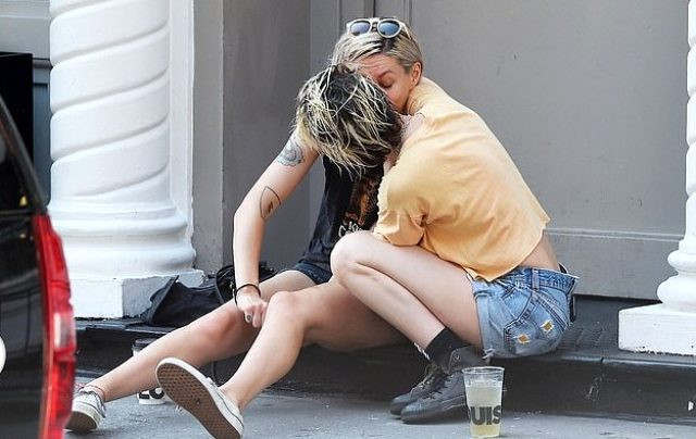 Kristen Stewart bir kadınla öpüşürken kameralara yakalandı - Resim: 1