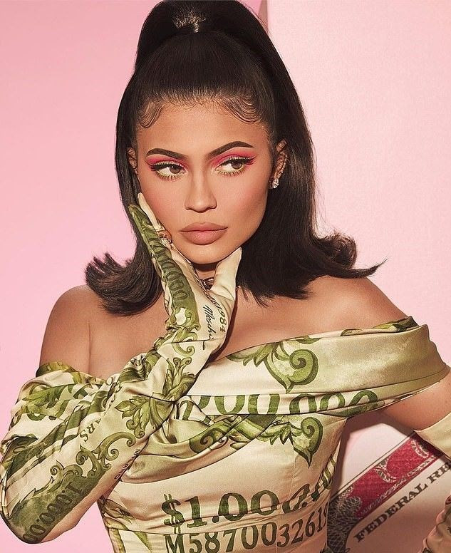 En genç milyarder Kylie Jenner'dan dolar temalı elbise! - Resim: 2
