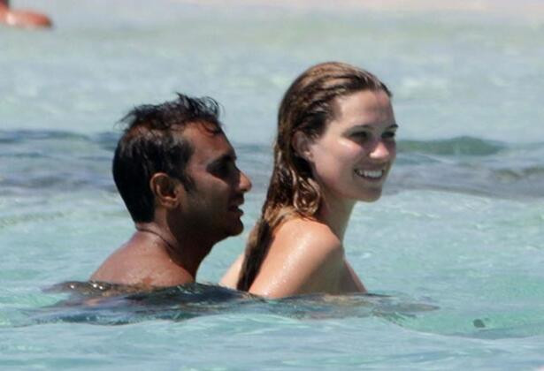Aziz Ansari ve Serena Skov Campbell denizde aşka geldi - Resim: 2