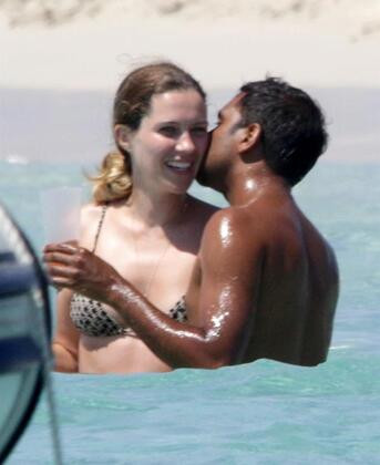 Aziz Ansari ve Serena Skov Campbell denizde aşka geldi - Resim: 3