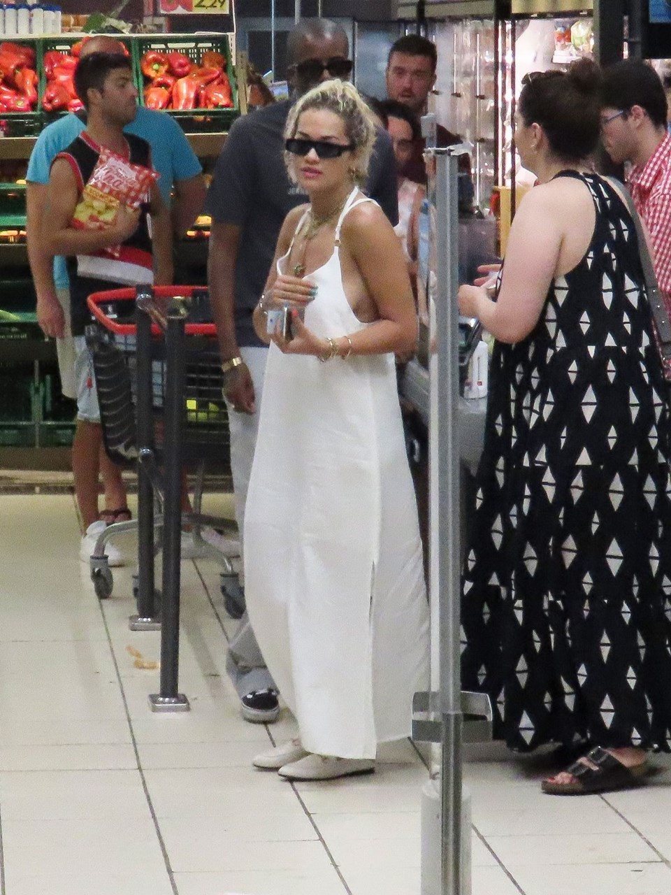 Rita Ora'nın alışveriş stili görenleri şaşırttı! - Resim: 2