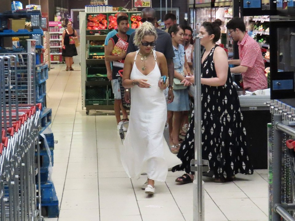 Rita Ora'nın alışveriş stili görenleri şaşırttı! - Resim: 3