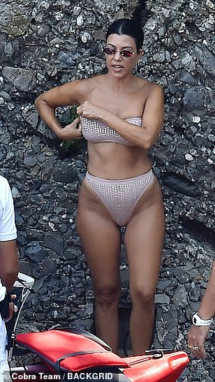 Kourtney Kardashian'ın bronz teni ve seksi bikinisi olay oldu - Resim: 2