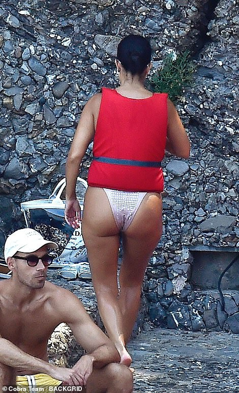 Kourtney Kardashian'ın bronz teni ve seksi bikinisi olay oldu - Resim: 3