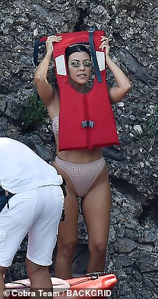 Kourtney Kardashian'ın bronz teni ve seksi bikinisi olay oldu - Resim: 4