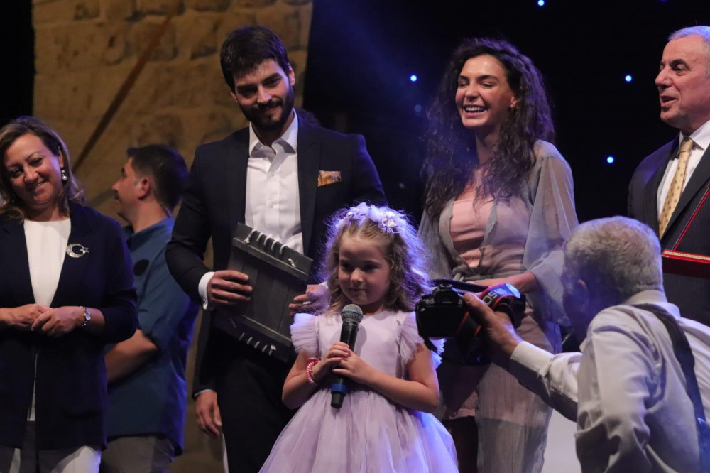 Ebru Şahin ve Akın Akınözü, Midyat’ın kültür sanat elçisi oldu! - Resim: 3