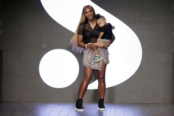 Serena Williams 2 yaşındaki kızıyla podyuma çıktı! - Resim: 4