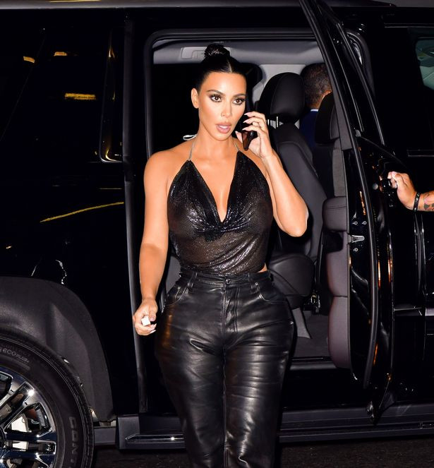 Kim Kardashian'ın göğüs uçlarını belli eden transparan bluzu olay oldu - Resim: 2