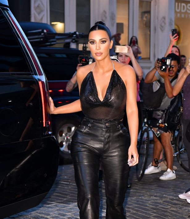 Kim Kardashian'ın göğüs uçlarını belli eden transparan bluzu olay oldu - Resim: 3