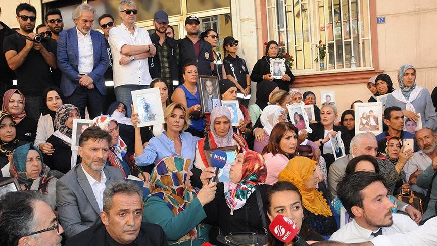 Ünlü isimlerden, ailelerin HDP önündeki eylemine destek - Resim: 1