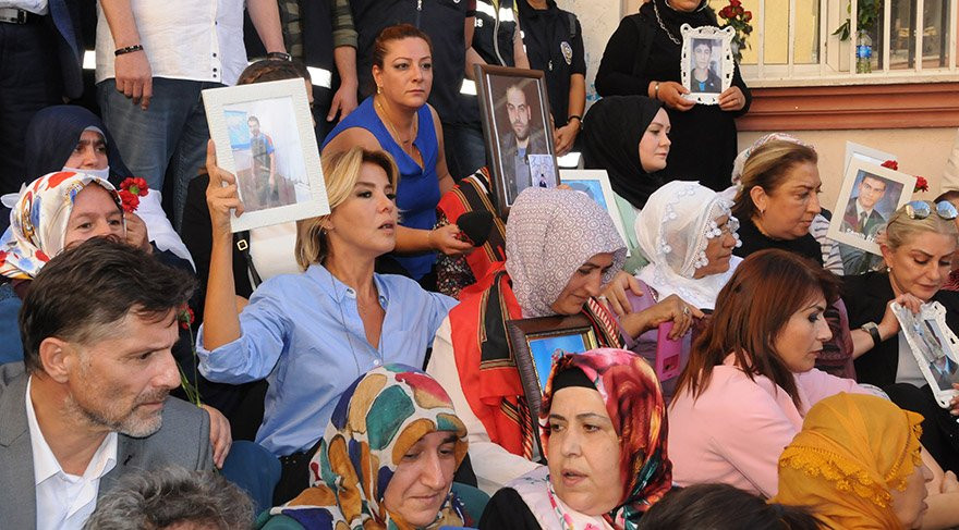 Ünlü isimlerden, ailelerin HDP önündeki eylemine destek - Resim: 3